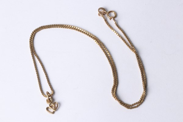 Lot 1014 - GOLD NECKLACE