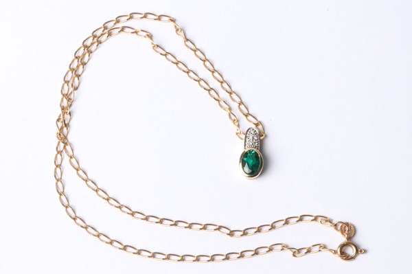 Lot 1049 - GOLD PENDANT & CHAIN