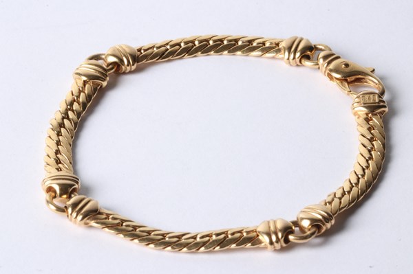 Lot 1018 - GOLD BRACELET