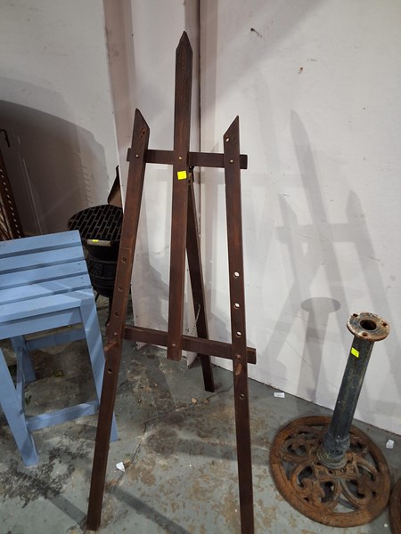 Lot 354 - EASEL