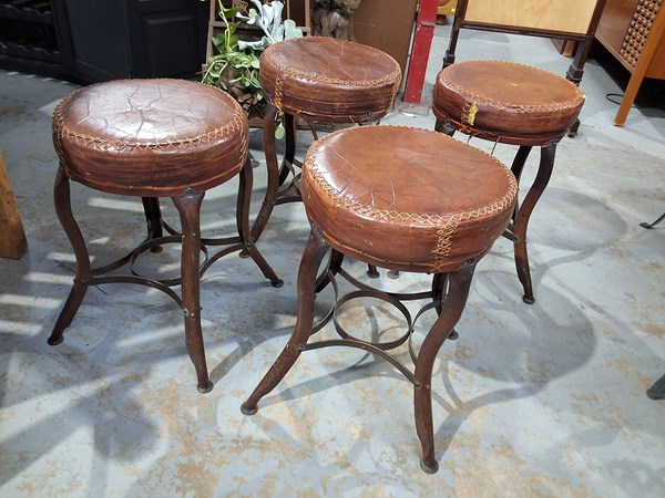 Lot 142 - STOOLS