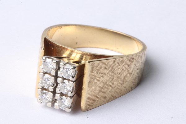 Lot 1025 - GOLD RING