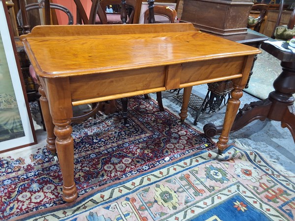 Lot 203 - DESK