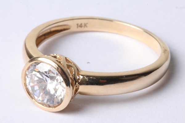 Lot 1019 - GOLD RING