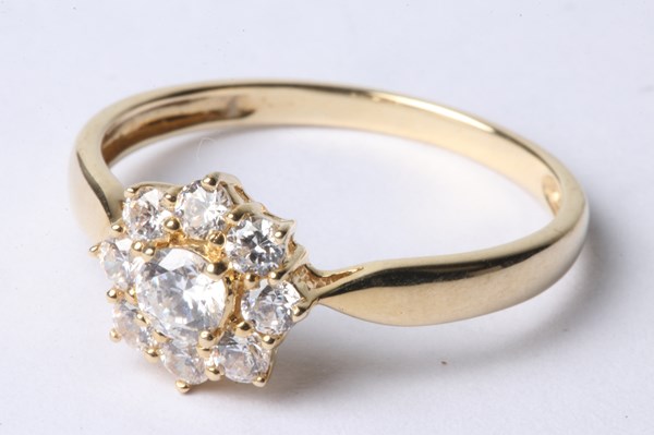 Lot 1021 - GOLD RING