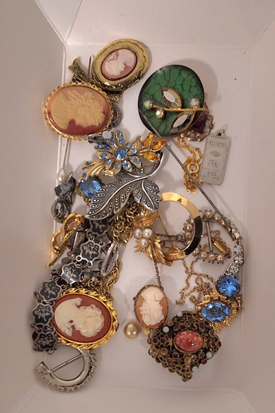 Lot 1063 - VINTAGE JEWELLERY