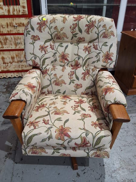 Lot 136 - SWIVEL ARMCHAIR