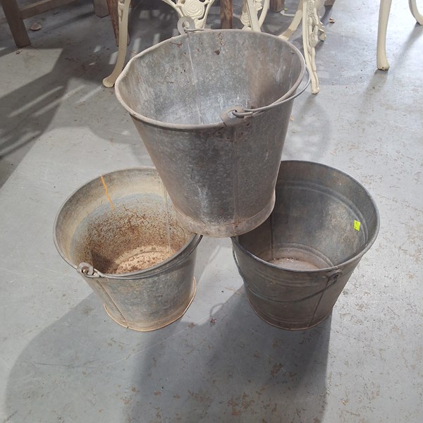 Lot 196 - BUCKETS