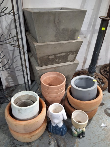 Lot 351 - GARDEN POTS