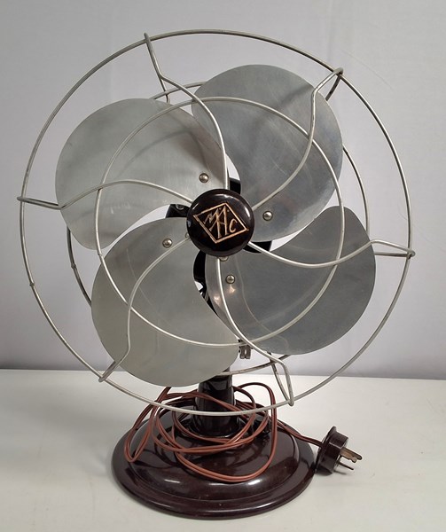 Lot 1300 - VINTAGE TABLE FAN