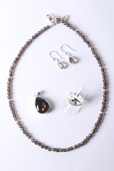 Lot 1111 - JEWELLERY SUITE