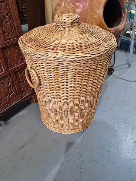 Lot 293 - LAUNDRY BASKET