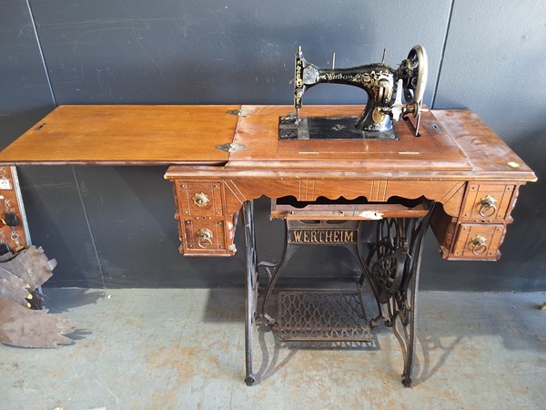 Lot 194 - SEWING MACHINE