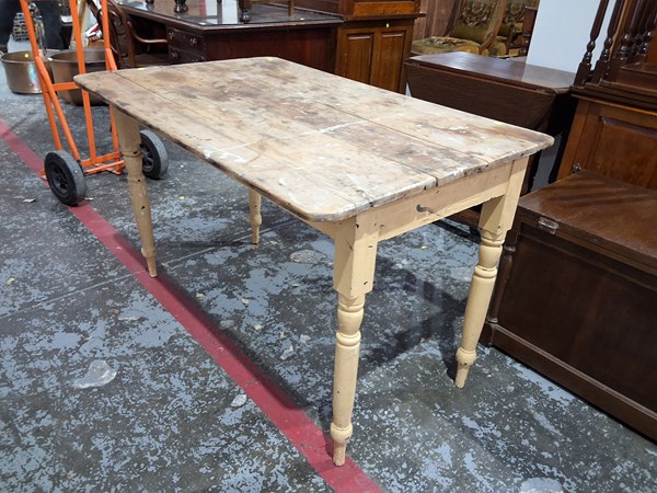 Lot 179 - KITCHEN TABLE