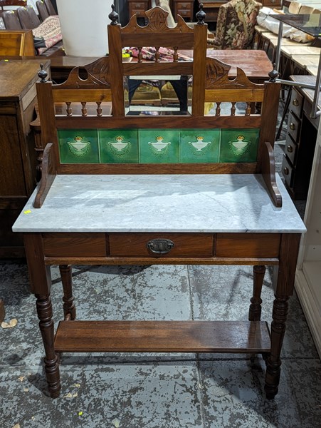 Lot 127 - WASH STAND