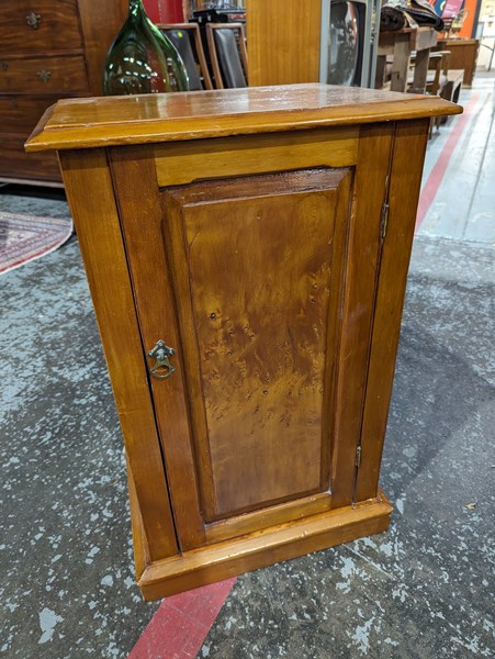 Lot 126 - BEDSIDE CABINET