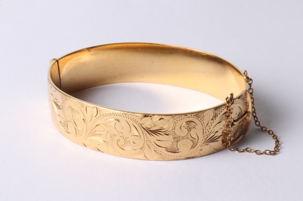 Lot 1039 - BANGLE