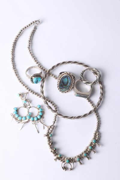 Lot 1065 - JEWELLERY