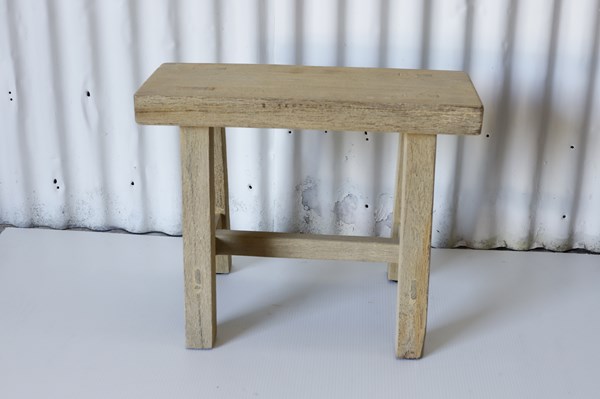 Lot 115 - STOOL