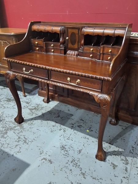 Lot 197 - DESK