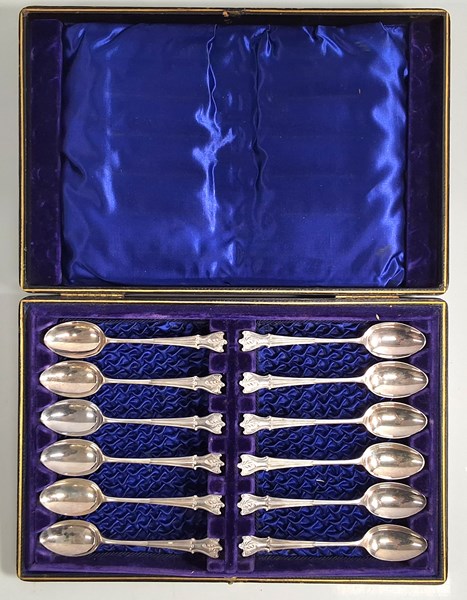 Lot 1095 - SILVER TEASPOONS