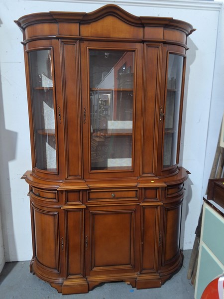 Lot 262 - DISPLAY CABINET