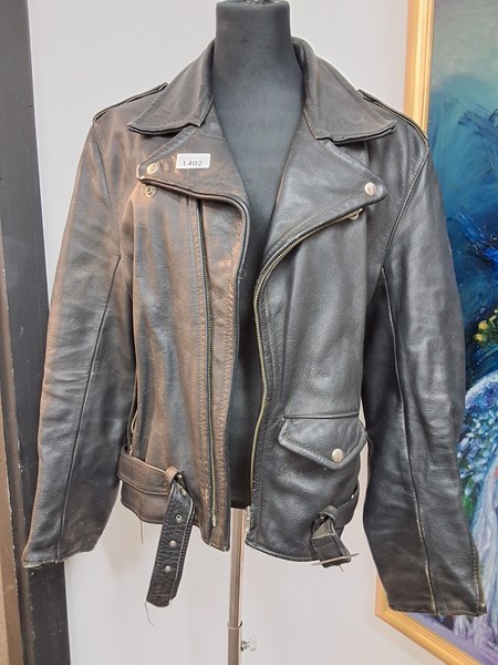 Lot 1402 - LEATHER JACKET