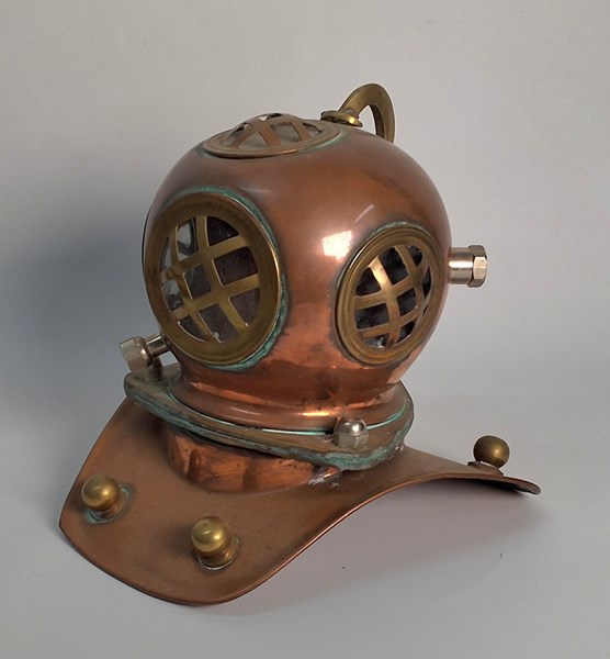 Lot 1267 - DIVERS HELMET ORNAMENT