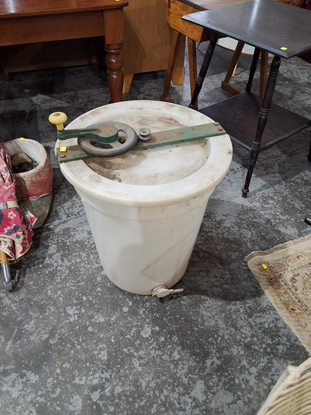 Lot 243 - HONEY EXTRACTOR