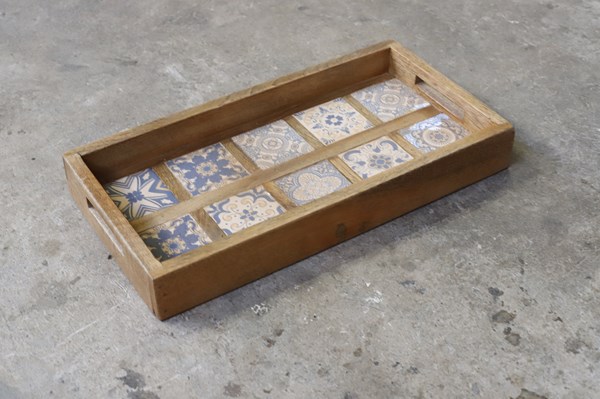 Lot 68 - TRAY