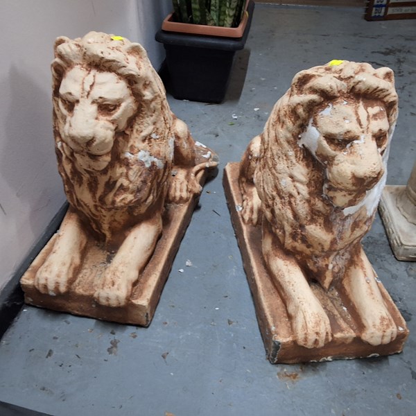 Lot 321 - ENTRANCE LIONS