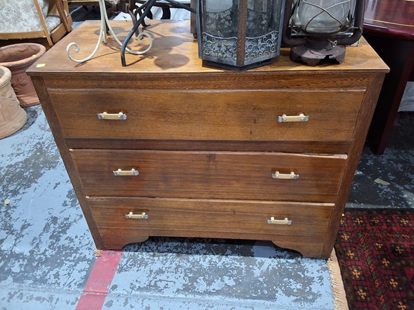 Lot 122 - CHEST OF DRAWERS