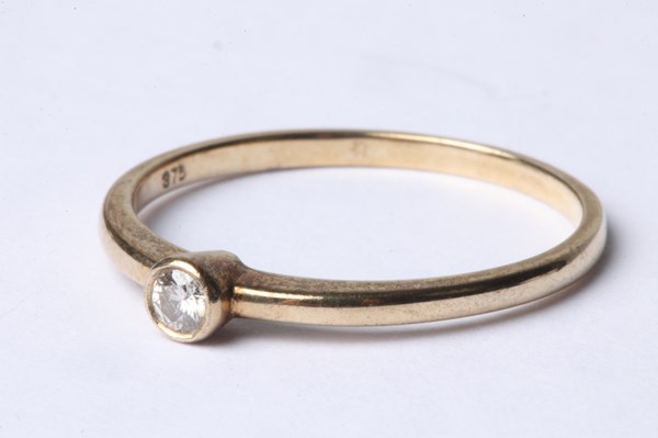 Lot 1053 - GOLD & DIAMOND RING