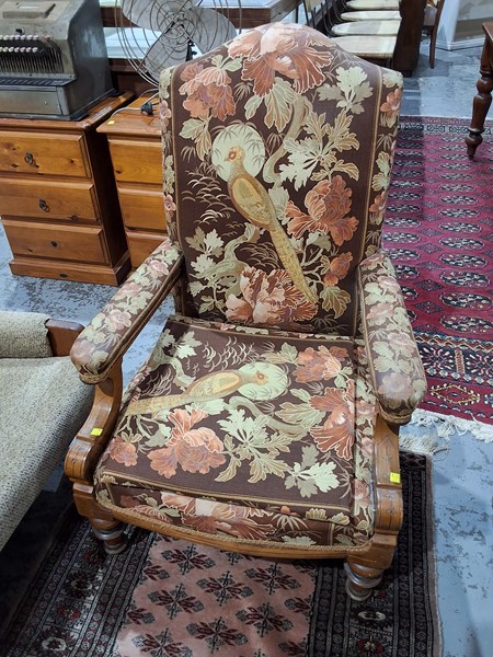 Lot 118 - ARMCHAIR