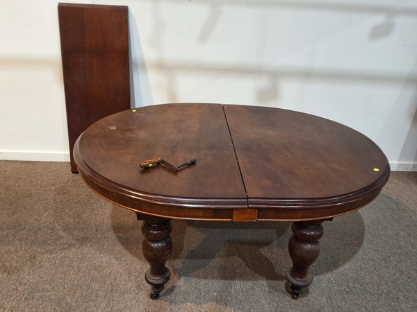 Lot 191 - DINING TABLE