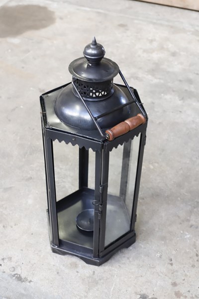 Lot 289 - LANTERN