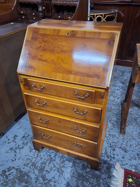 Lot 193 - BUREAU