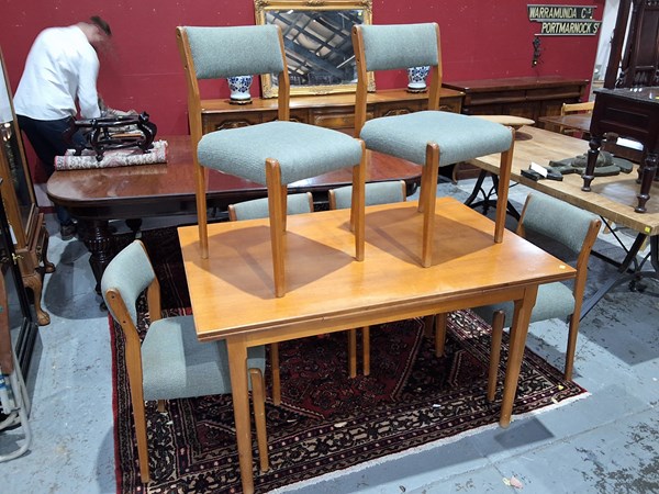 Lot 319 - DINING SUITE