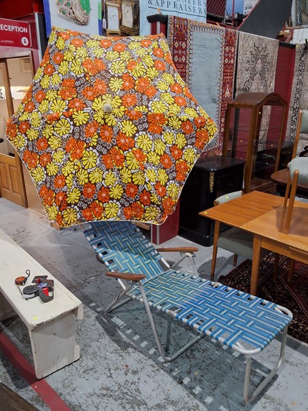 Lot 251 - SUM LOUNGE AND UMBRELLA