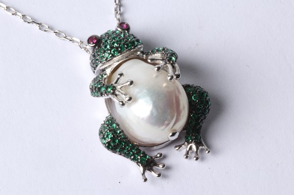 Lot 1035 - FROG PENDANT