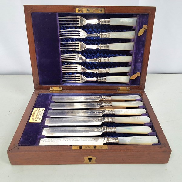 Lot 1108 - CUTLERY SET