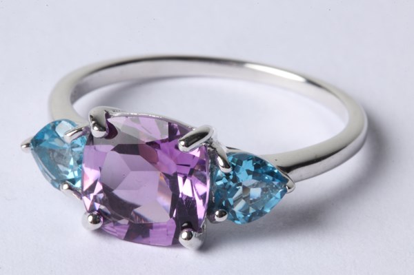 Lot 1029 - SILVER GEMSTONE RING