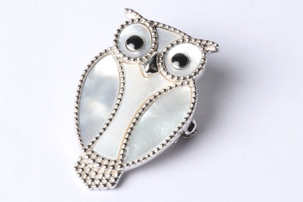 Lot 1075 - SILVER OWL BROOCH