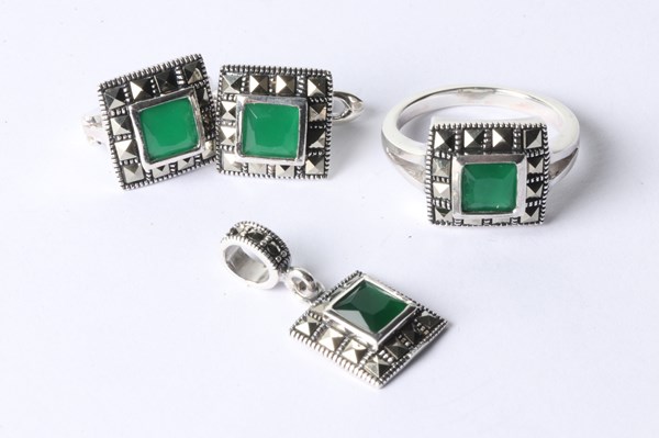 Lot 1063 - JEWELLERY SUITE