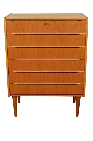 Lot 35 - CHEST OF DRAWERS