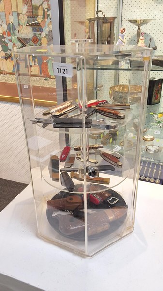 Lot 1121 - POCKET KNIFE DISPLAY