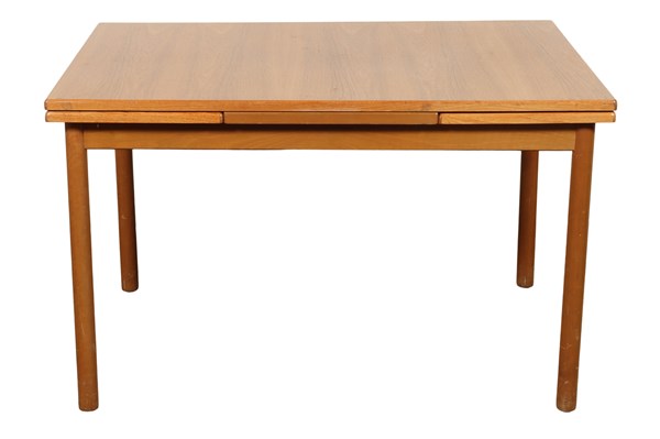 Lot 38 - EXTENSION DINING TABLE