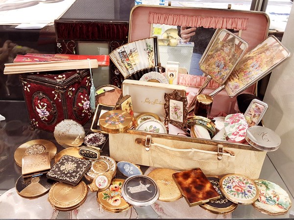 Lot 1390 - DRESSING TABLE REQUISITES