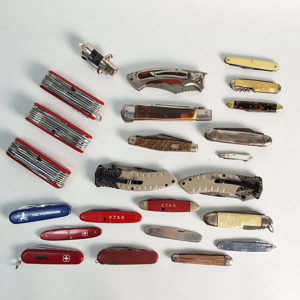 Lot 1247 - A COLLECTION OF POCKET KNIVES