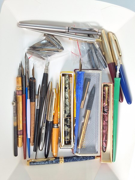 Lot 1072 - ASSORTMENT OF PENS